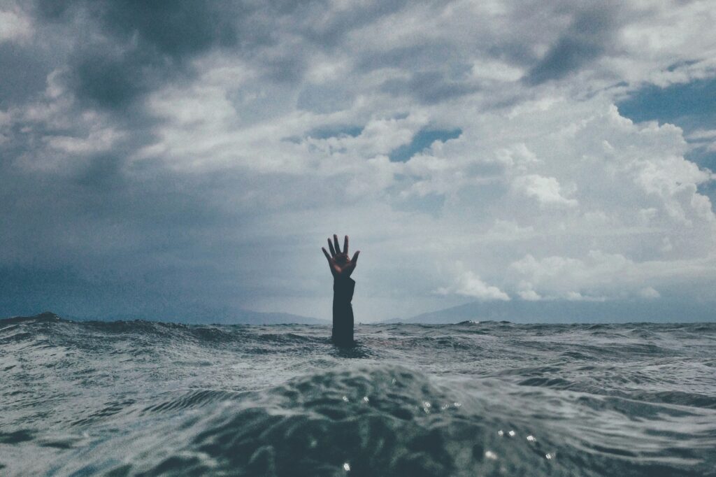 Las personas que sufren de estrés postraumático complejo se sienten como alguien que ha de nadar en el mar durante la tormenta. 